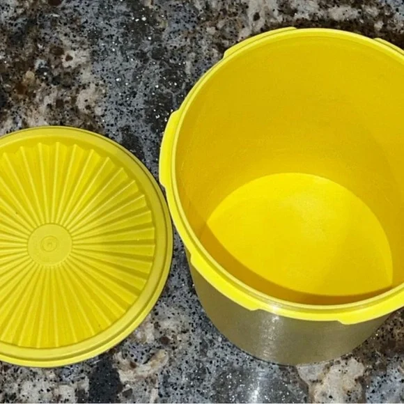 Vintage Tupperware canister with lid. Excellent condition. - Picture 2 of 3